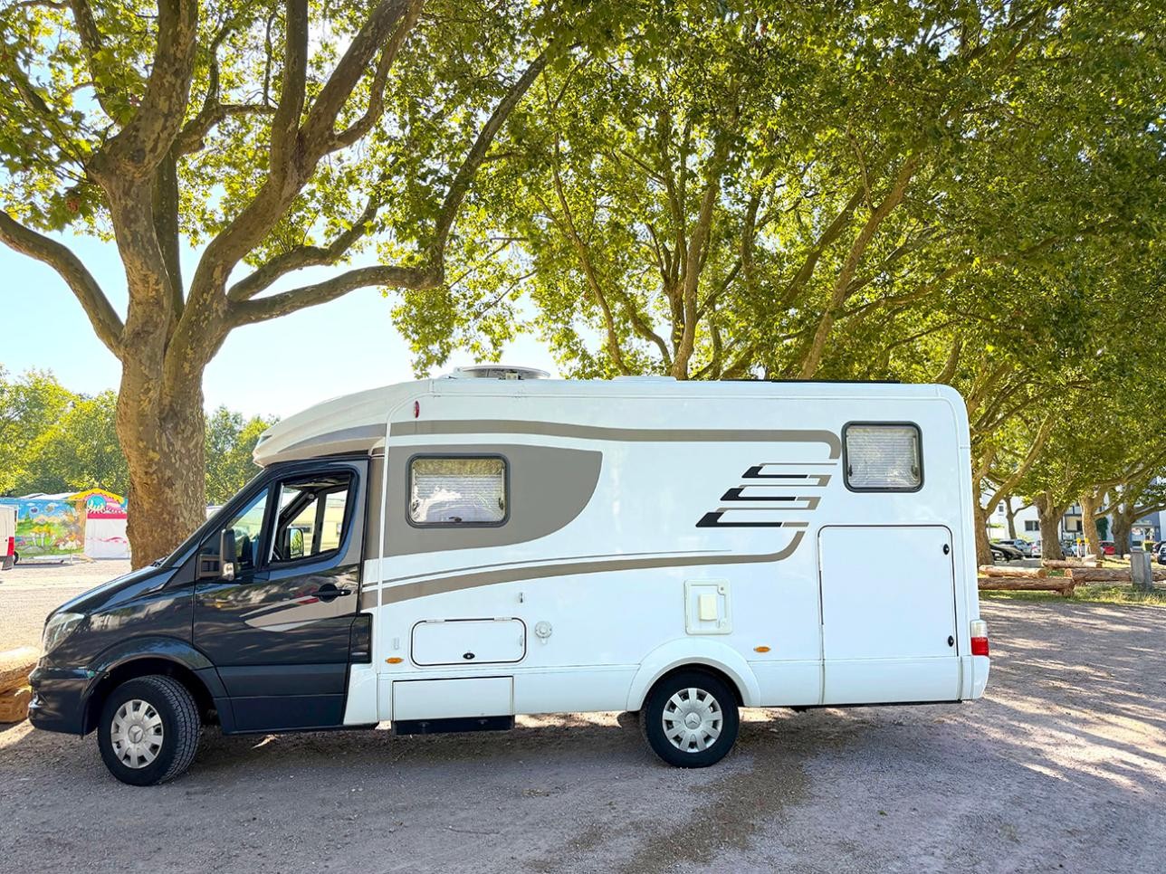 Städtische Wohnmobilstellplätze in Rastatt. Foto: Stadt Rastatt/Isabelle Swoch-Joyon Wohnwagen steht auf dem Wohnmobilstellplatz "Zur Friedrichfeste"