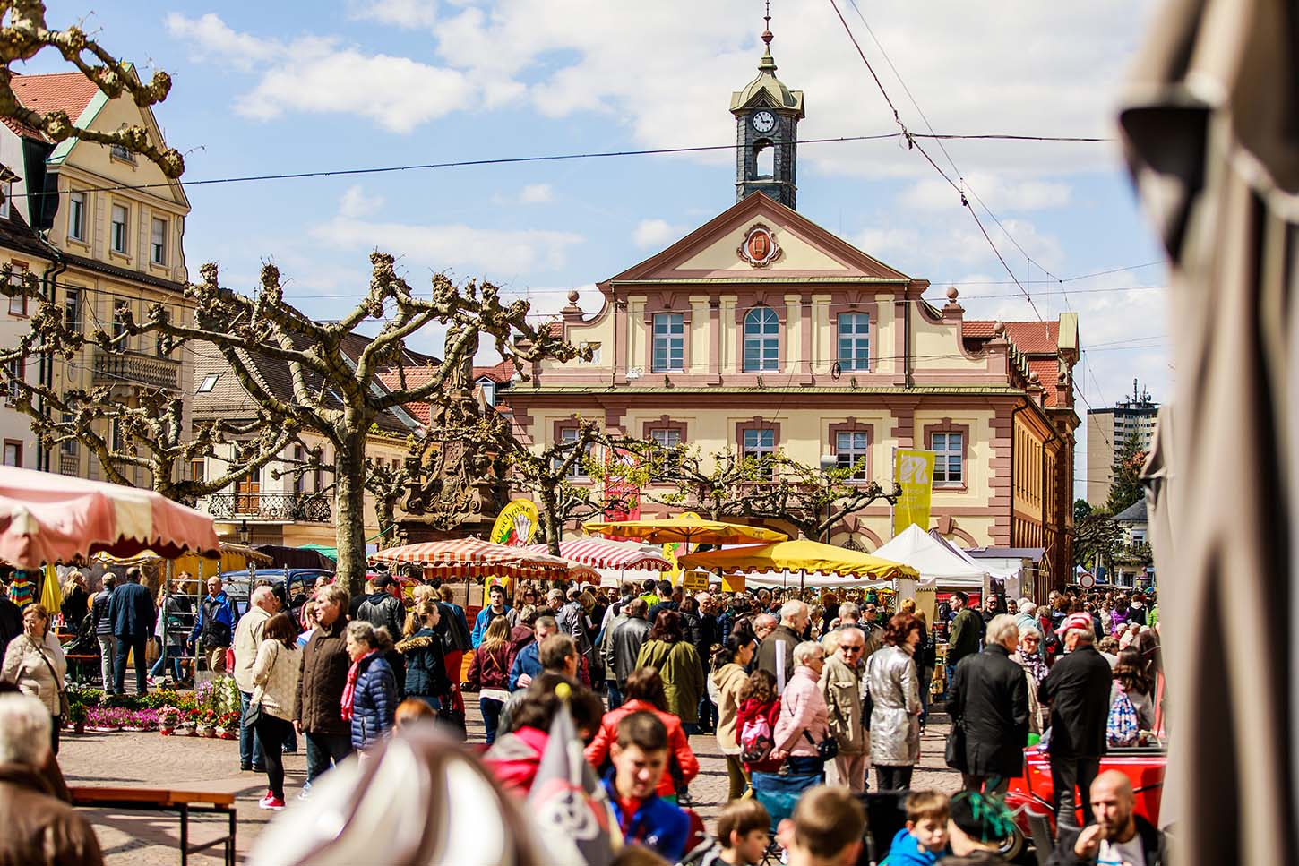 Märkte und Events in Rastatt. Foto: Paul Gärtner Menschen beim Frühlingsmarkt auf dem Rastatter Marktplatz