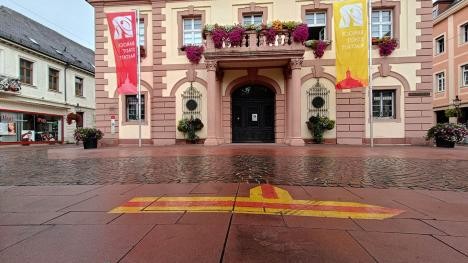 Hôtel de ville historique avec flèche badoise menant au sentier révolutionnaire de la ville de Rastatt
