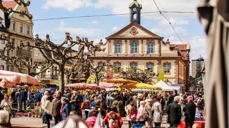 Dimanche d'ouverture des ventes de printemps à Rastatt avec marché de printemps sur la place du marché