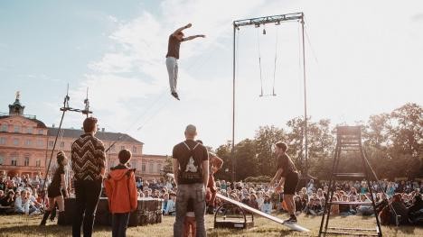 Des acrobates devant le château de Rastatt lors du festival international de théâtre de rue tête à tête