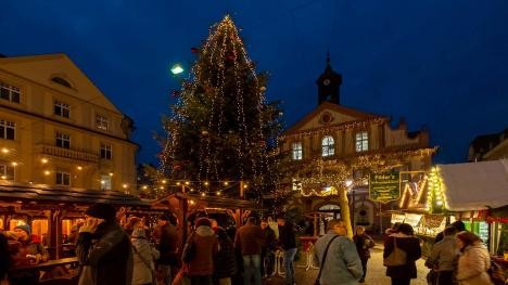 Weihnachtsmarkt auf dem Marktplatz in Rastatt