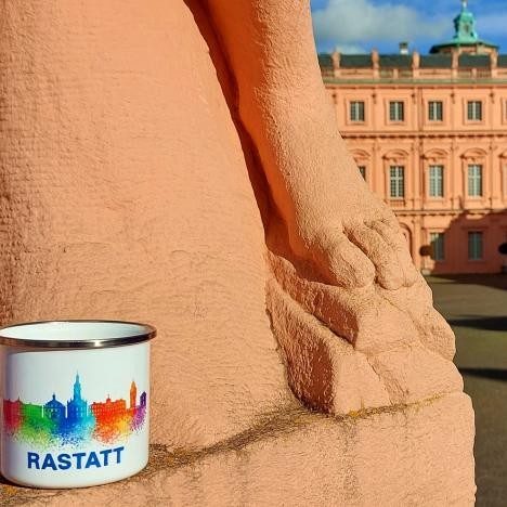 Weiße Tasse mit Skyline von Rastatt. In der Touristinformation am Schloss erhältlich