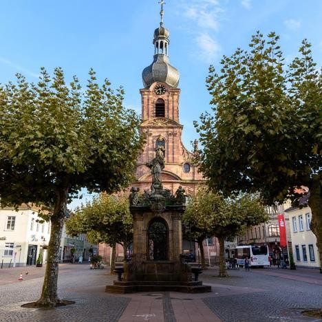 Historische Route Station 7: Johannes-Nepomuk-Brunnen auf dem Marktplatz in Rastatt