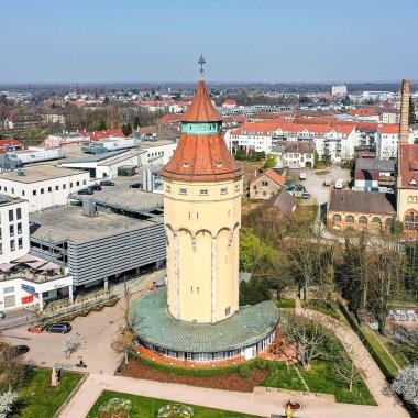 Luftaufnahme vom Wasserturm in Rastatt mit Blick auf die Murg