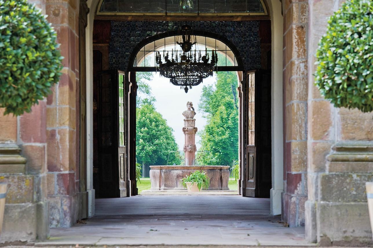 Blick auf den Brunnen beim Schloss Favorite. Foto: Oliver Hurst Brunnen Schloss Favorite