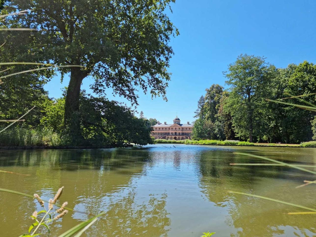Schwanenweiher Schloss Favorite. Foto: Isabelle Joyon Schloss Favorite mit Schwanenweiher