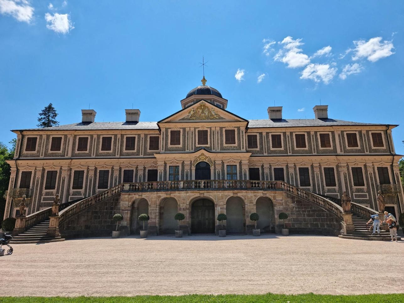 Blick auf das Schloss Favorite. Foto: Isabelle Joyon Aufgang zum Schloss Favorite