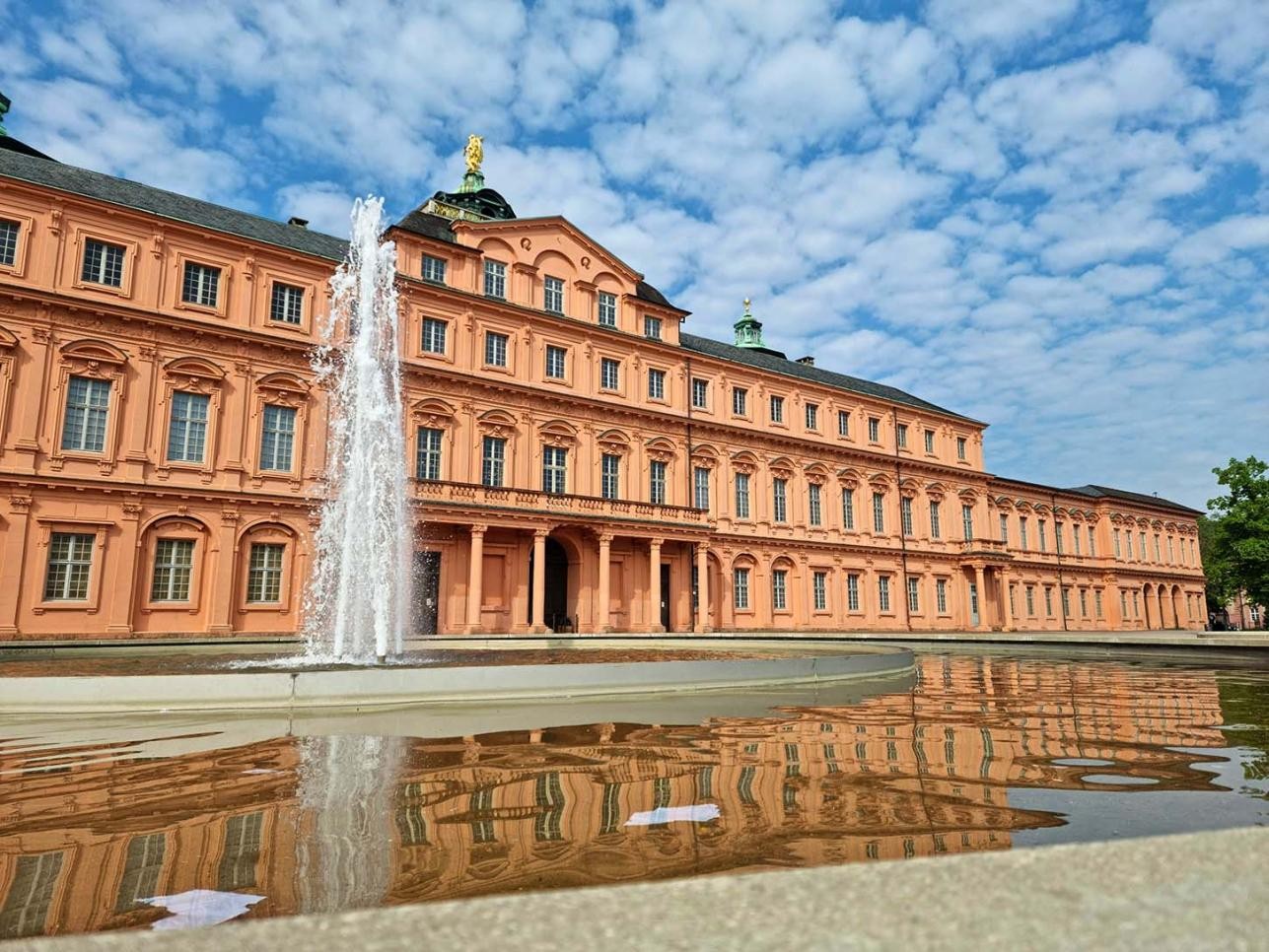 Springbrunnen im Schlossgarten in Rastatt. Foto: Isabelle Joyon Springbrunnen vor dem Schloss Rastatt