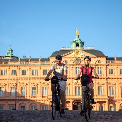 Radfahrer vor dem Schloss Rastatt