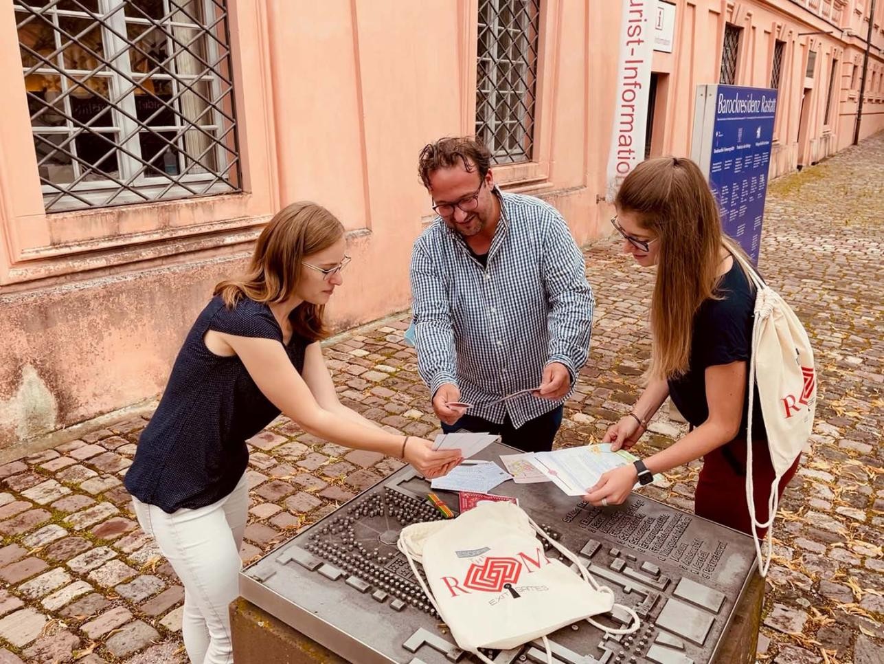 Exit Game in Rastatt. Foto: Stadt Rastatt Gruppe startet am Schloss Rastatt mit dem Exit Game.
