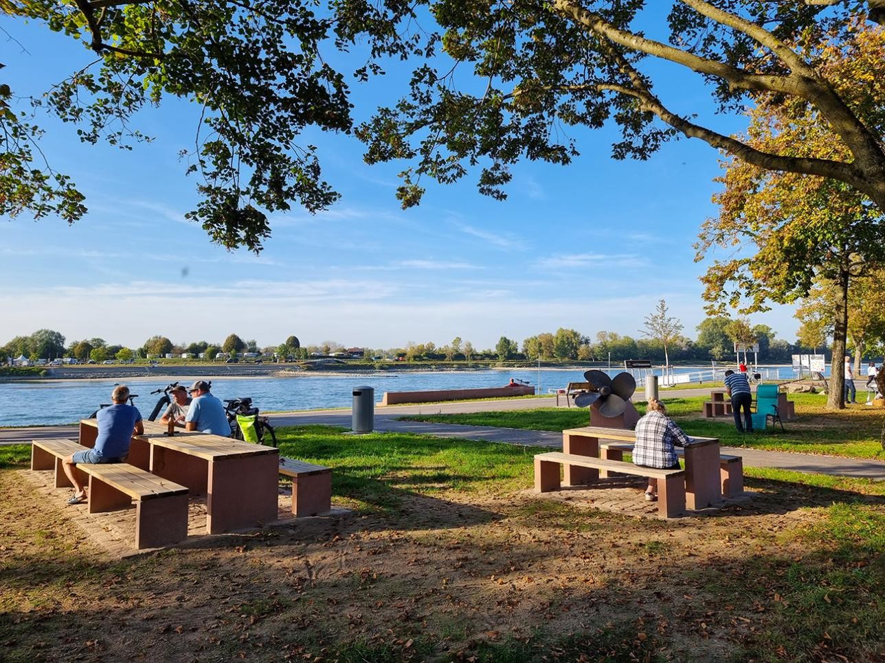 Sitzbänke an der Rheinpromenade Plittersdorf. Foto: Isabelle Joyon Sitzbänke an der Rheinpromenade Plittersdorf