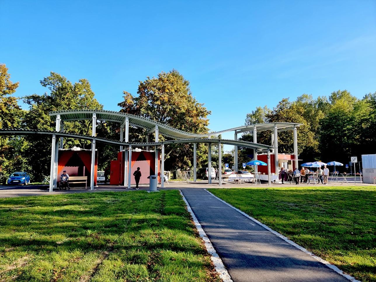 Plittersdorfer Welle an der Rheinpromenade. Foto: Isabelle Joyon Plittersdorfer Welle Rheinpromenade. Kios, Toiletten.