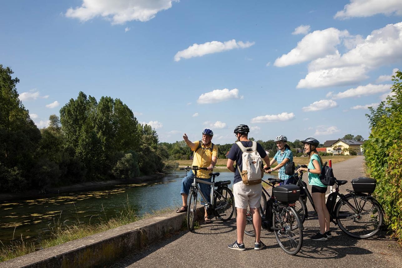 Faire du vélo sur la digue du Rhin