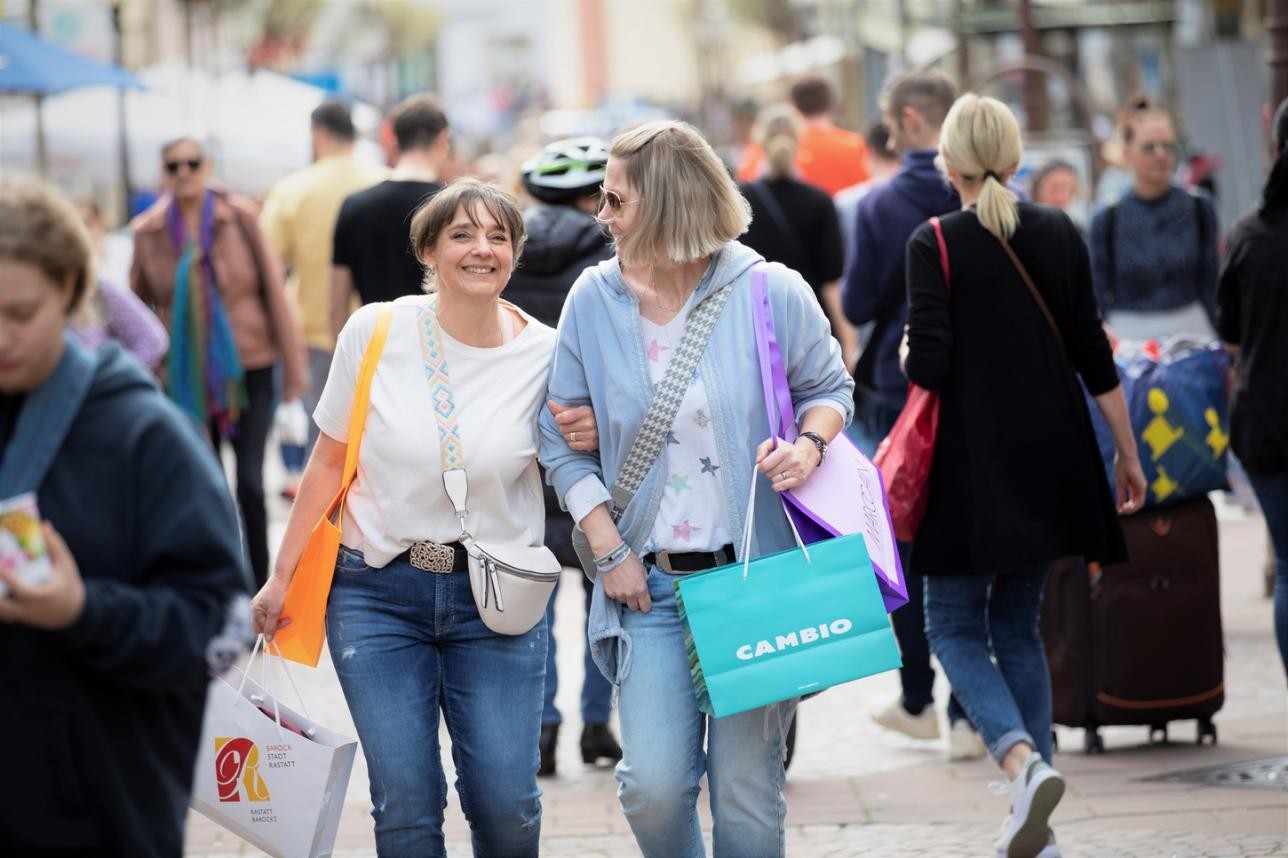 Einkaufsstraße Poststraße in Rastatt. Foto: Ulrike Klumpp Zwei Frauen beim Einkaufen in der Poststraße in Rastatt
