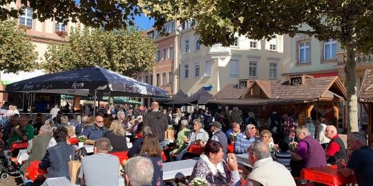 Verkaufsoffener Sonntag Herbst 2019_Marktplatz Stände und Bänke 2_Foto Stadt Rastatt_Isabelle Joyon