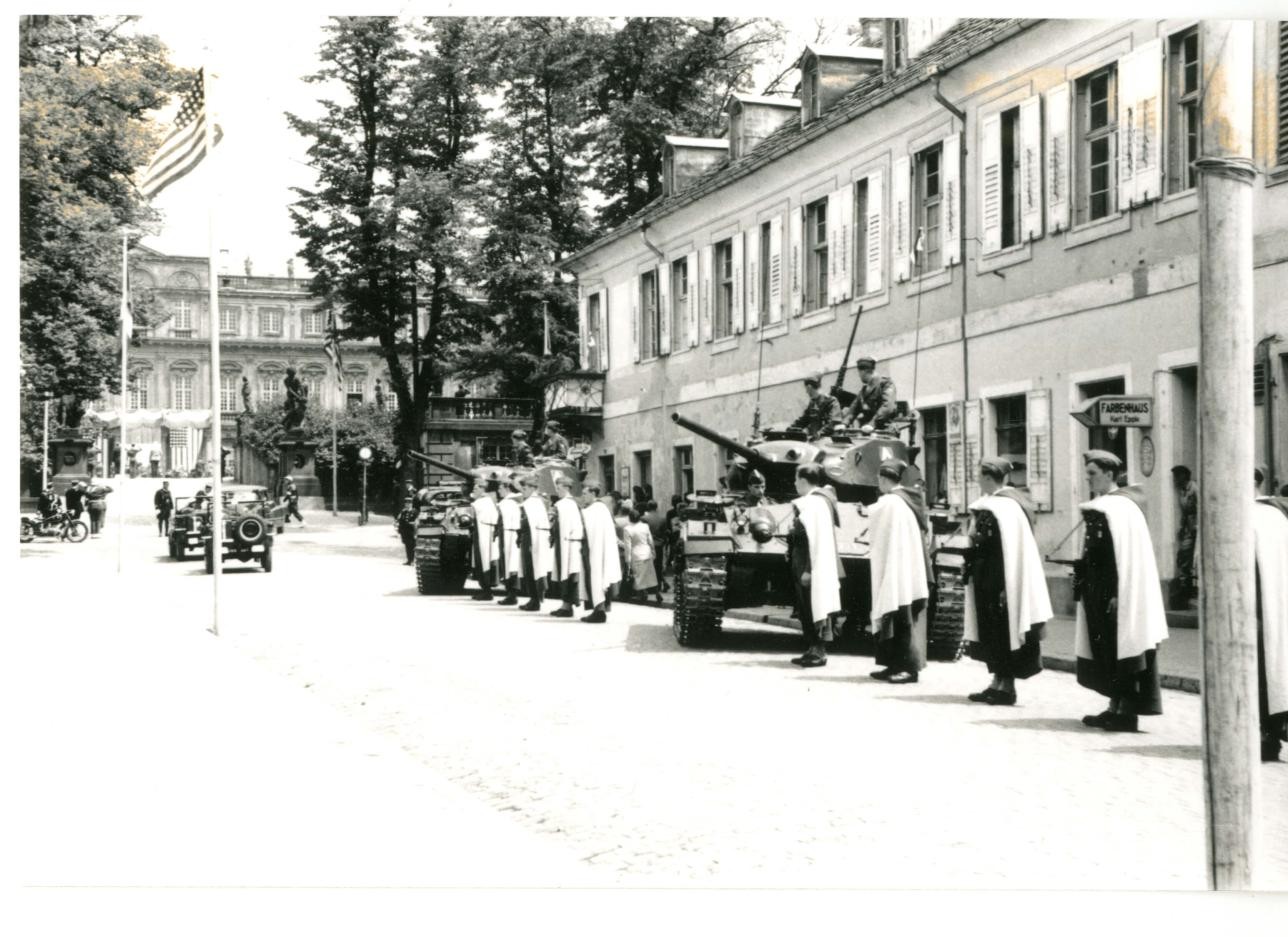 Parade vor dem Rastatter Schloss anlässlich des Besuchs eines amerikanischen Generals in der französischen Garnison