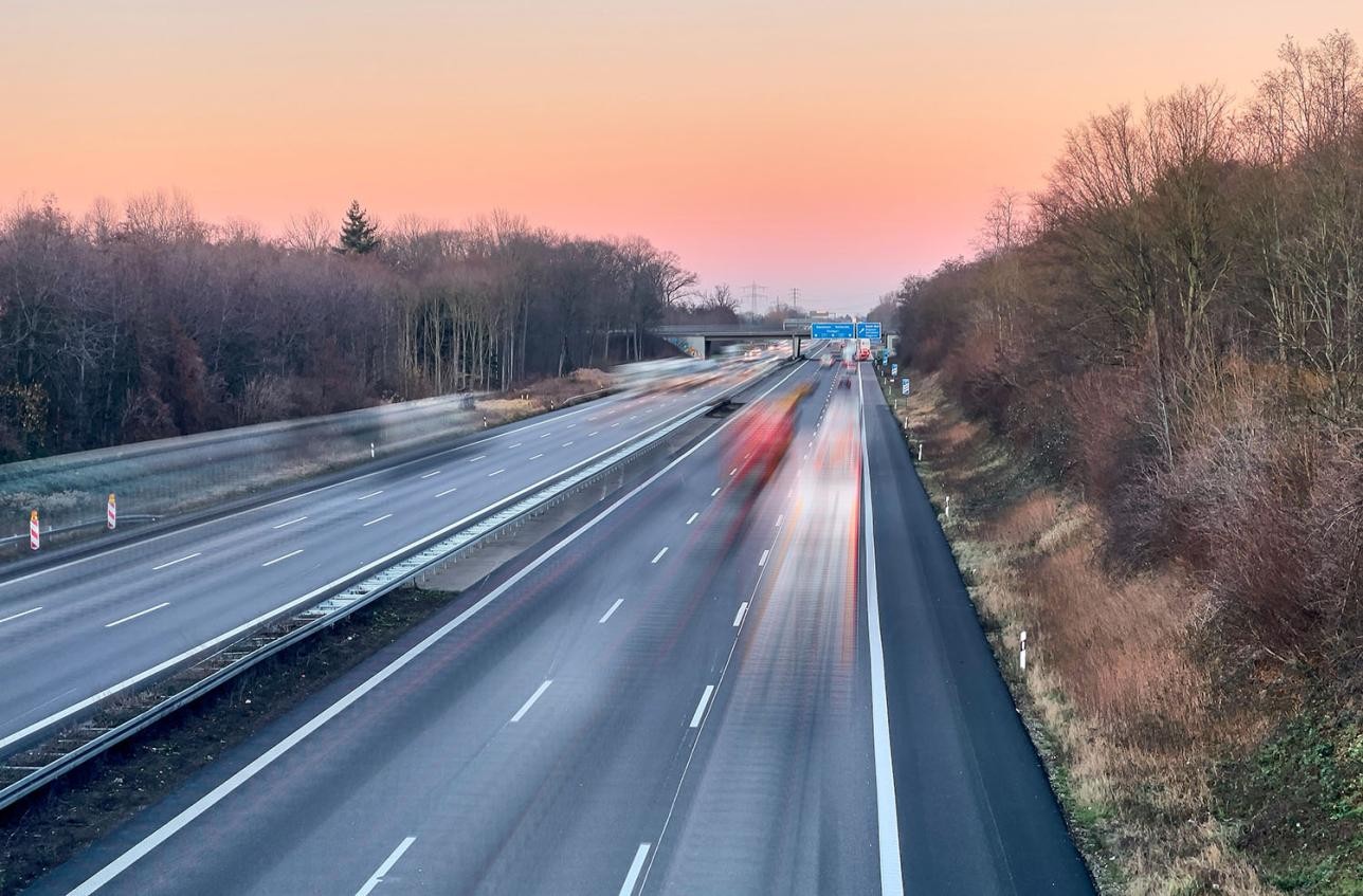 Foto: Joachim Gerstner Autobahn A5 Rastatt Nord in der Abenddämmrung
