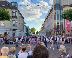 Jugendliche tanzen bei Vorführung auf dem Marktplatz in Rastatt