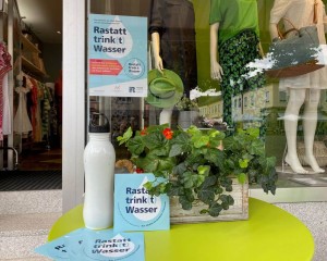 Plakat Rastatt trinkt Wasser im Schaufenster