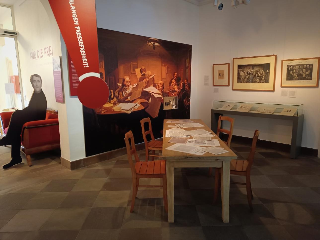 Blick in die Kabinettausstellung, Foto: Linda Pittnerová / Stadt Rastatt Ein Tisch mit vier Stühlen im Stadtmuseum Rastatt