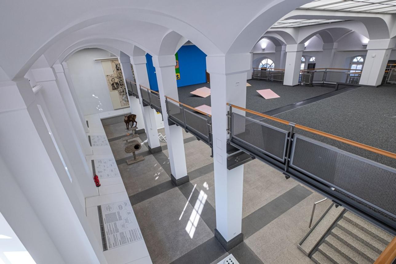 Der Innenraum der Galerie ist in mehrere Ebenen gegliedert, Foto: Oliver Hurst. Die Städtische Galerie Fruchthalle von innen, in den Raum fotografiert.