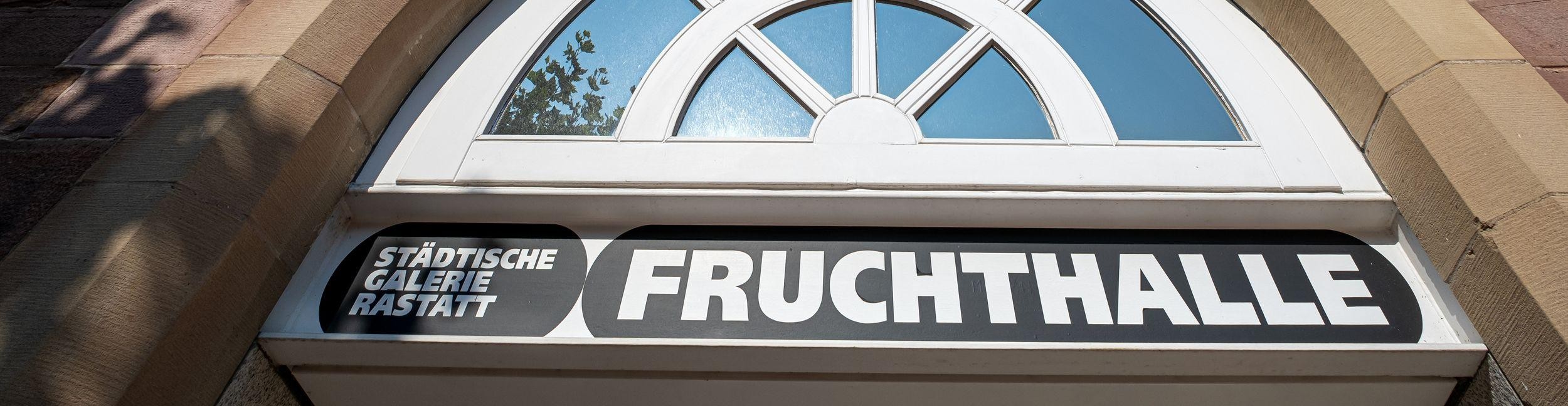 Die Städtische Galerie Fruchthalle ist in einem historischen Gebäude in der Innenstadt beheimatet, Foto: Oliver Hurst. Schriftzug "Fruchthalle" über dem Eingang der Städtischen Galerie Fruchthalle
