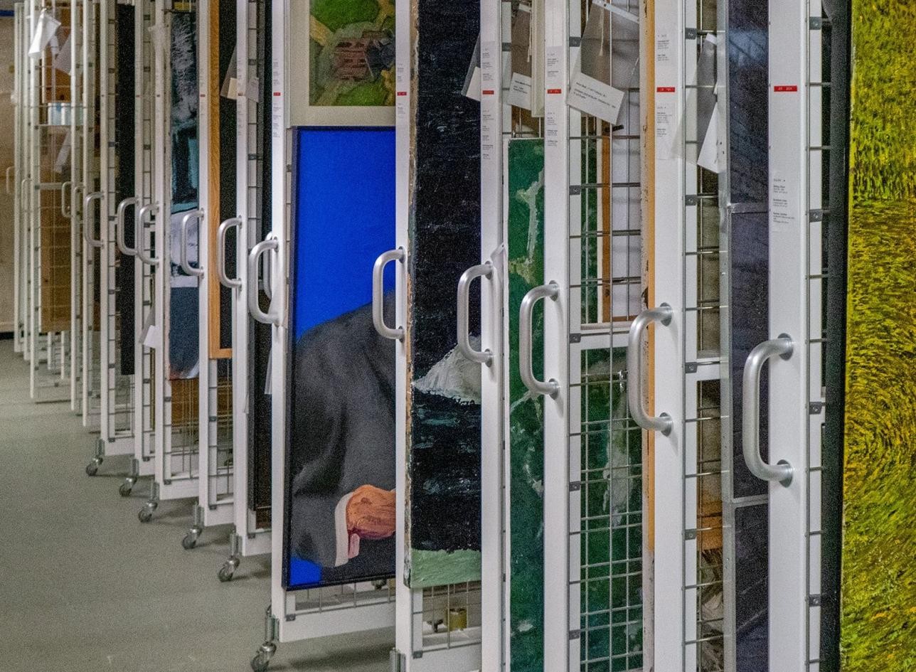 Im Depot der Städtischen Galerie Fruchthalle Rastatt lagern so manche Schätze der modernen Kunst, Foto: Marcel Mendler Viele Bilder aufgereiht im Depot der Städtischen Galerie Fruchthalle Rastatt