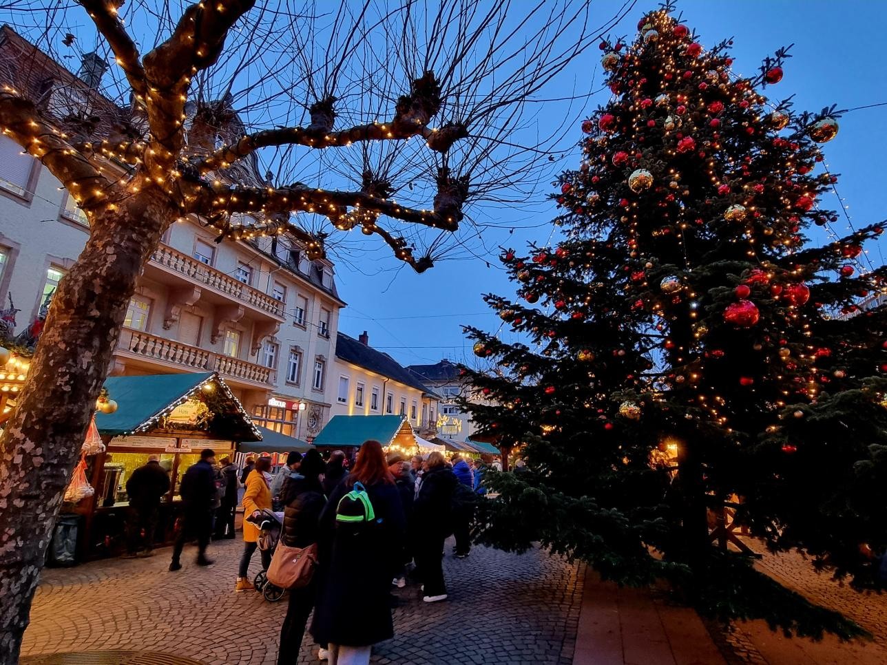 Weihnachtsbau und Buden Weihnachtsmarkt Rastatt