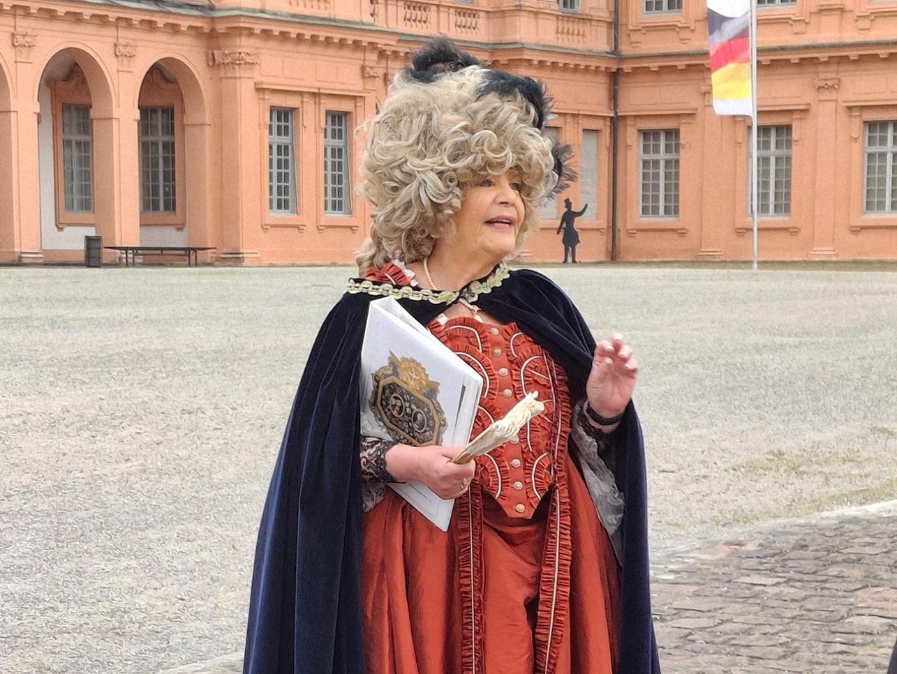 Stadtführung mit der Hofdame. Foto: Stadt Rastatt/Kerstin Bausch Hofdame vor dem Schloss Rastatt