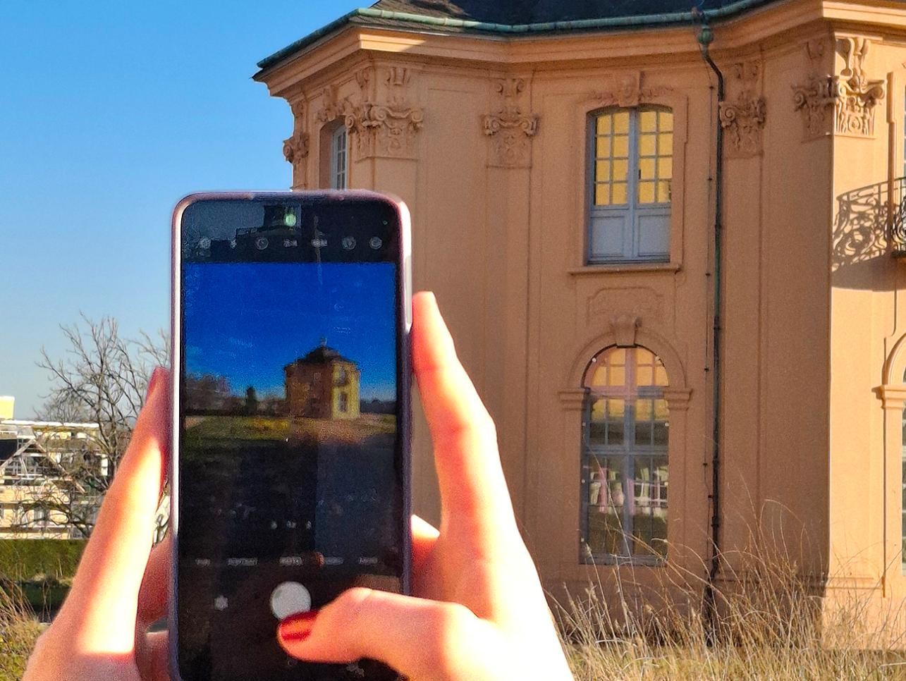 Fotokurs für Kamera und Smartphone Foto: Stadt Rastatt/Kerstin Bausch Frau fotografiert Pagodenburg