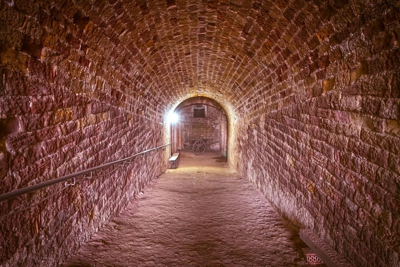 Funzelführung durch die Kasematten am Südring. Foto: Historischer Verein Rastatt Ehemalige Festung in Rastatt
