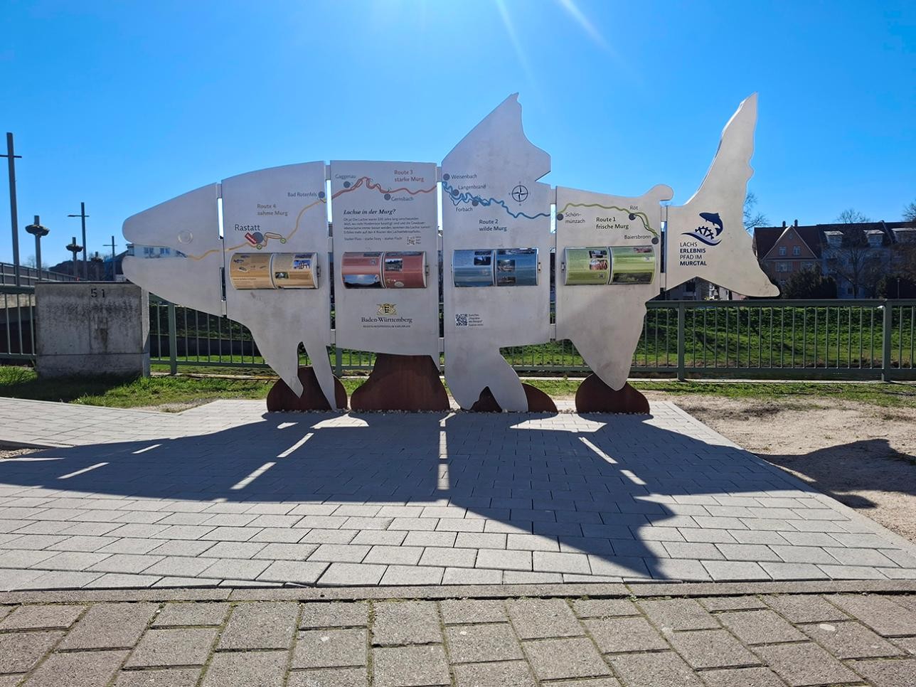 Wildtiere in der Stadt - Auf den Spuren der Lachse in der Murg. Foto: Stadt Rastatt/Kerstin Bausch Aufsteller zum Lachspfad an der Ankerbrücke