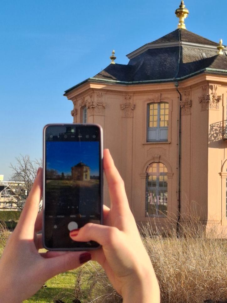 Gewusst wie: Das besondere Bild kann auch mit einem Smartphone gelingen. Foto: Kerstin Bausch/Stadt Rastatt Handy in der Hand