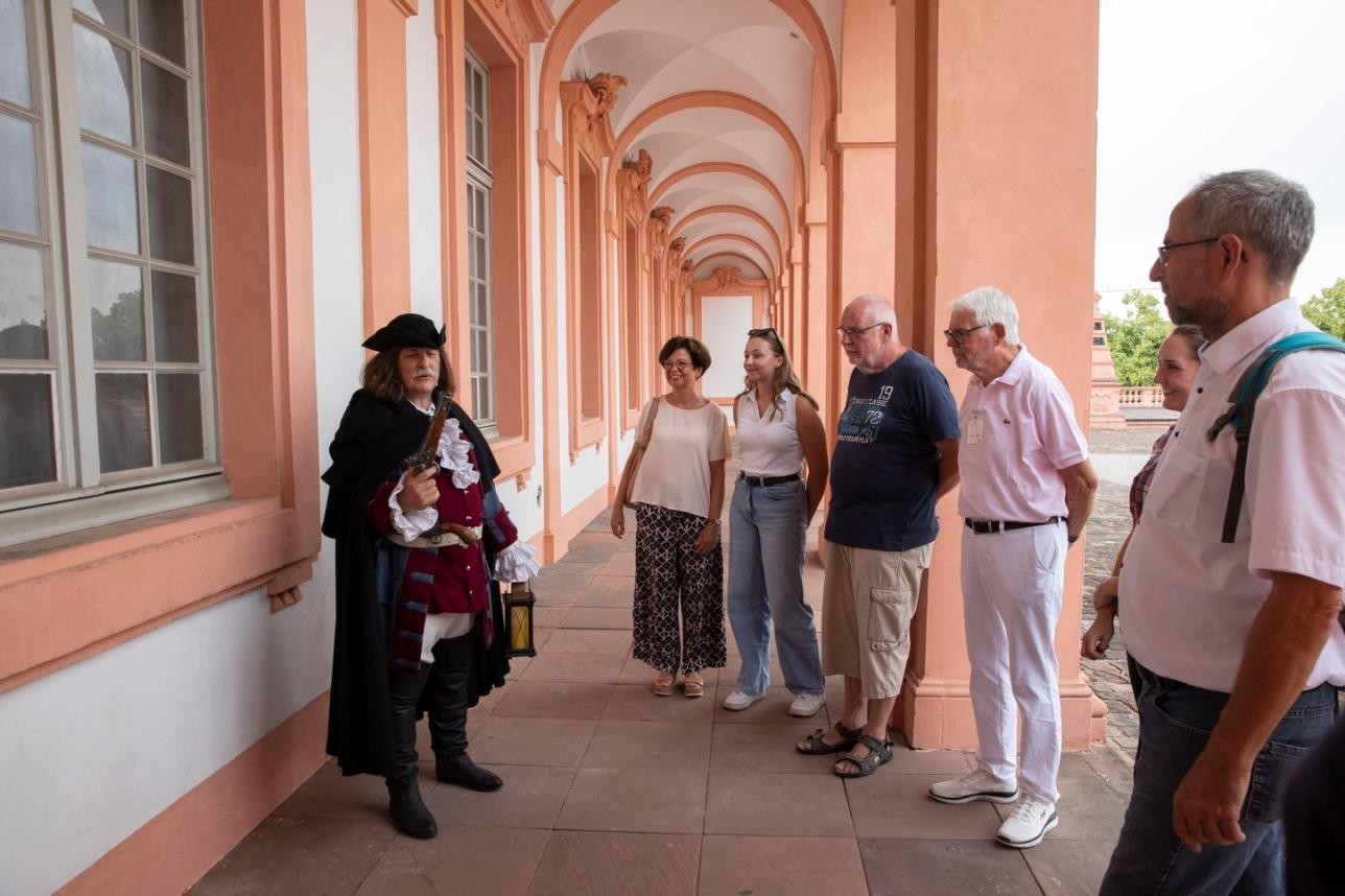 Bei der Nachtwächterführung geht es für die Teilnehmenden in der Dämmerung durch den historischen Stadtkern. Foto: Ulrike Klumpp Mann in Kostüm