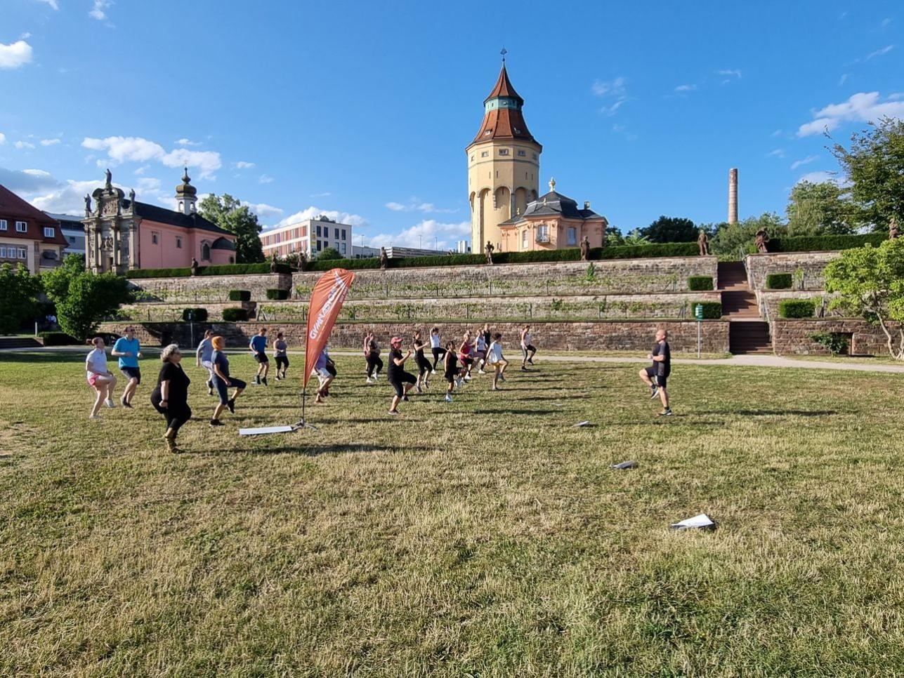 Der Mitmach-Sport ist im Juli wieder zurück im Murgpark. An neun Abenden wird es sportlich. Foto: Stadt Rastatt/Alexander Kiefer Menschen beim Sport im Park
