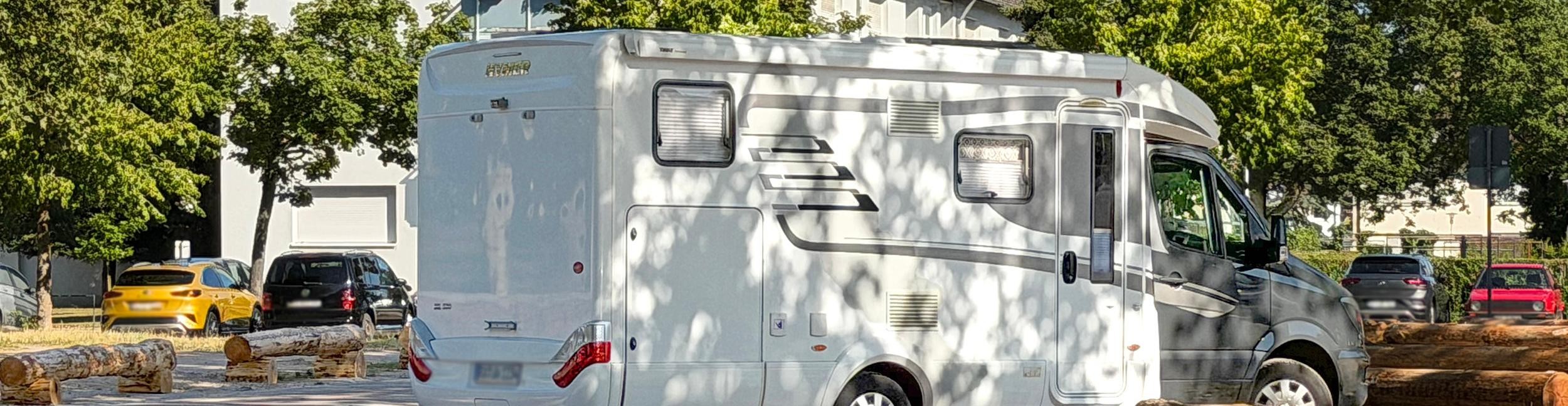 Städtische Wohnmobilstellplätze in Rastatt. Foto: Stadt Rastatt/Isabelle Swoch-Joyon Wohnwagen steht auf dem Wohnmobilstellplatz "Zur Friedrichfeste"