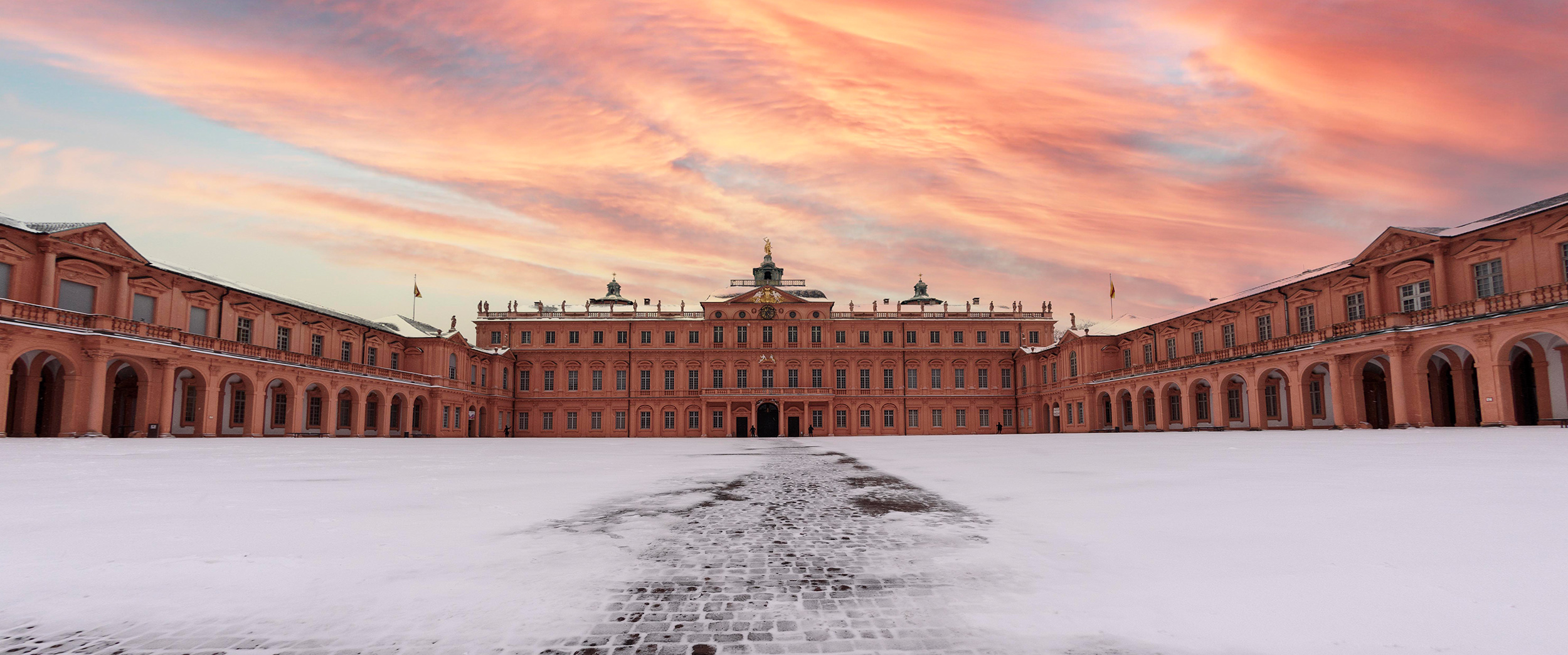 Ehrenhof Schloss Rastatt im Winter mit Schnee