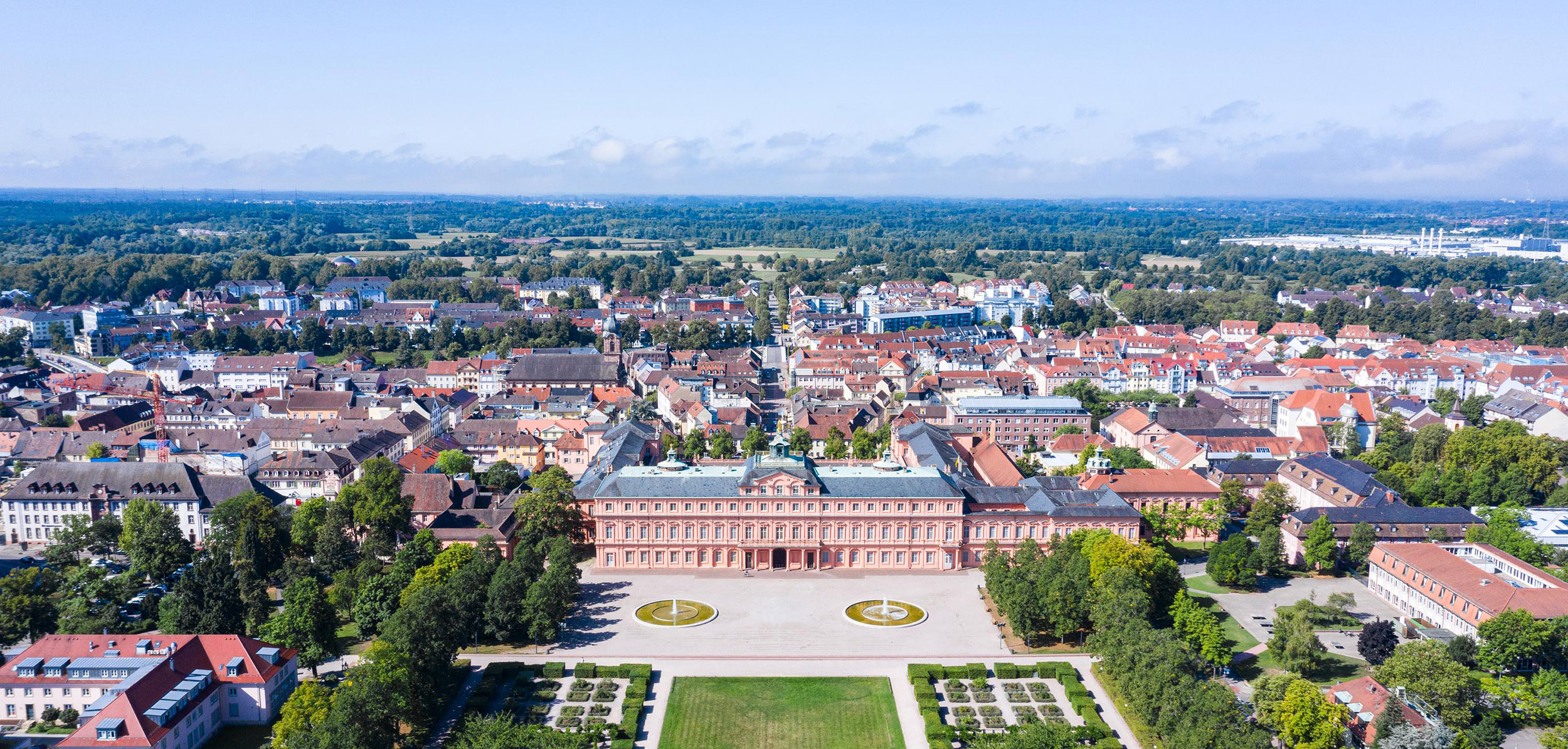 Luftaufnahme Rastatt Schloss im Vordergrund und Häuser