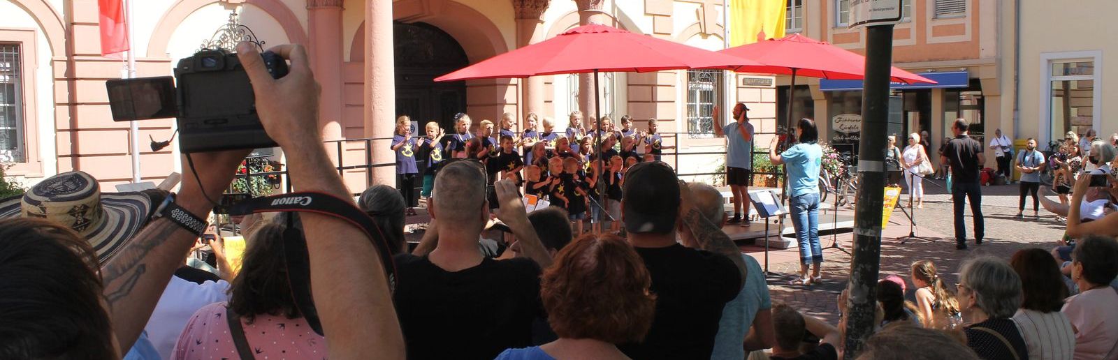 La chorale chante devant la mairie historique de Rastatt, les spectateurs tournent en rond
