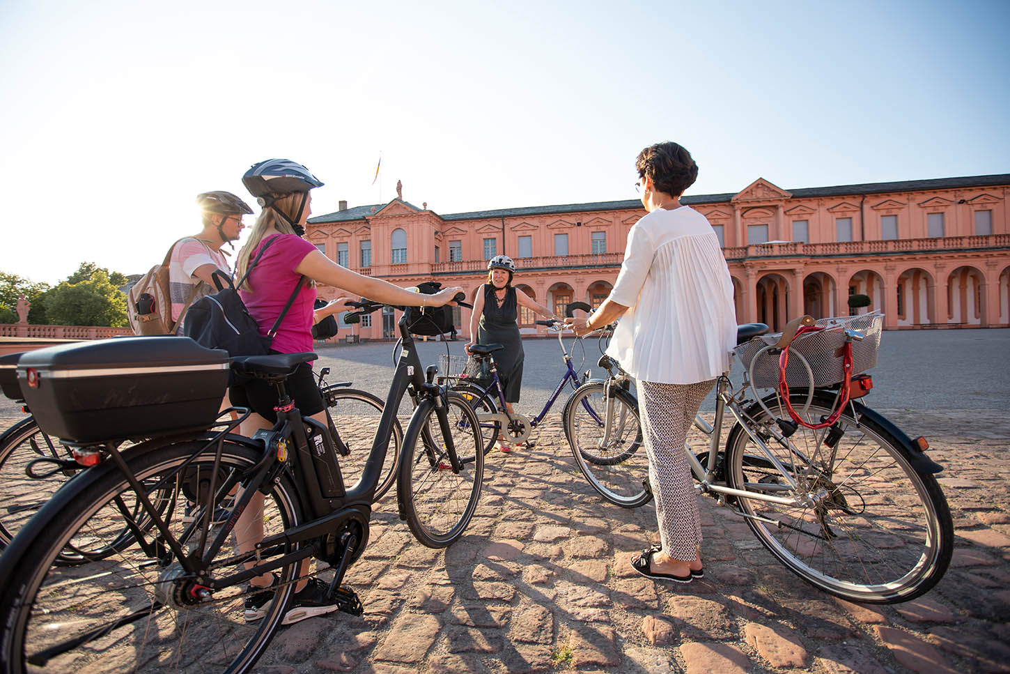Radtour durch Rastatt. Halt im Schloss Rastatt.